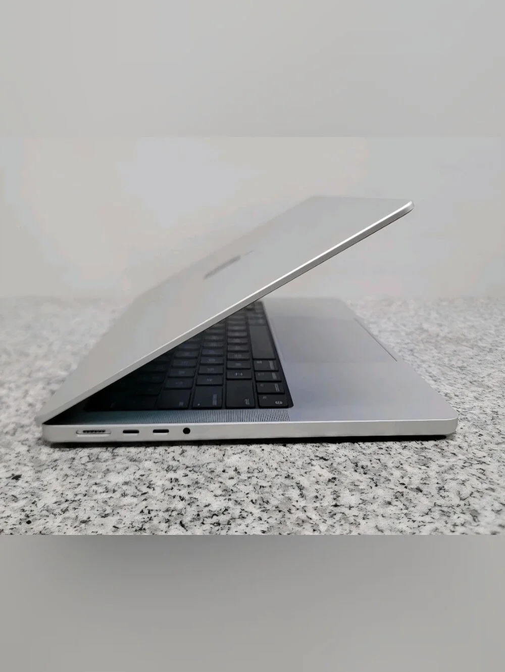 2023 Apple M3 MacBook Pro 8GB/512GB SSD - (Space Gray) A2918 Tahoe 26.4